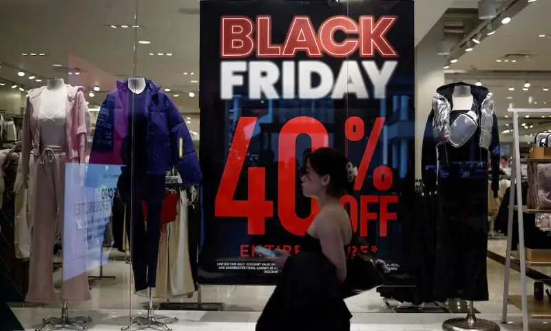 امریکا: بلیک فرائیڈے پر ریکارڈ ہجوم متوقع، مہنگائی اور کم رعایتوں کے باعث محدود خریداری کا امکان – World