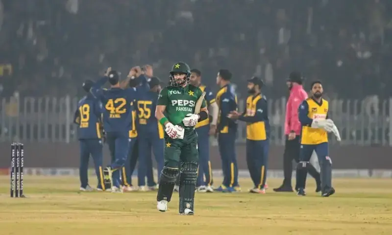 ত্রিদেশীয় সিরিজের ফাইনালে পাকিস্তানকে ৬ রানে হারিয়েছে শ্রীলঙ্কা। ত্রিদেশীয় সিরিজের ফাইনালে পাকিস্তানকে ৬ রানে হারিয়েছে শ্রীলঙ্কা।