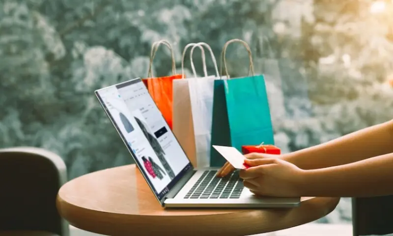 امریکا میں بلیک فرائیڈے پر دھکم پیل کے بجائے آن لائن شاپنگ کا رجحان – World