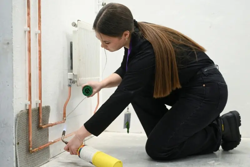 برطانیہ میں نوجوان ہنر سیکھنے لگے