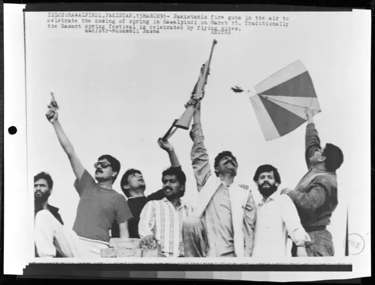  1991 کی راولپنڈی میں لی گئی ایک تصویر، جس میں کچھ لوگوں کو پتنگ بازی کے دوران ہوائی فائرنگ کرتے دیکھا جاسکتا ہے (تصویر: رائٹرز) 