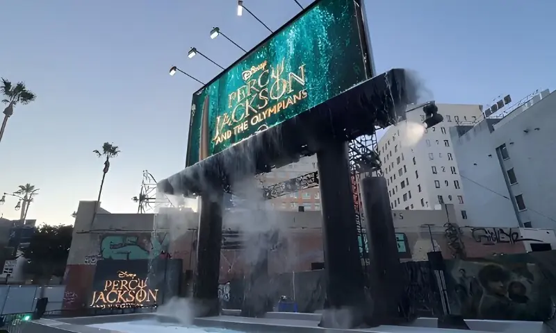 فلم کی تشہیر کے لیے پانی سے بھرا بل بورڈ لوگوں کی توجہ کا مرکز بن گیا – Life & Style