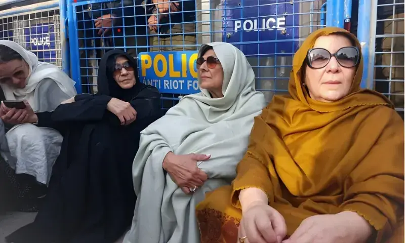 Imran Khan&rsquo;s sisters continue sit-in after Adiala Jail meeting denied