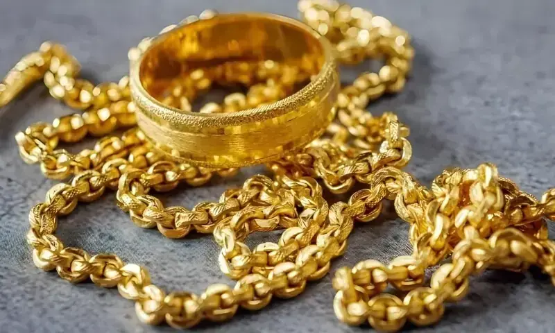 Gold prices fall in global and local markets