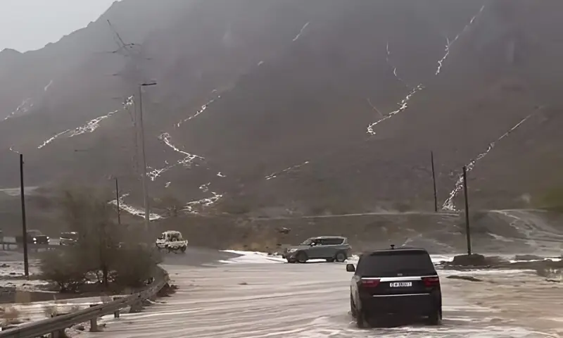 یو اے ای میں موسلا دھار بارش سے ریگستانی پہاڑ آبشاروں میں تبدیل یو اے ای میں موسلا دھار بارش سے ریگستانی پہاڑ آبشاروں میں تبدیل