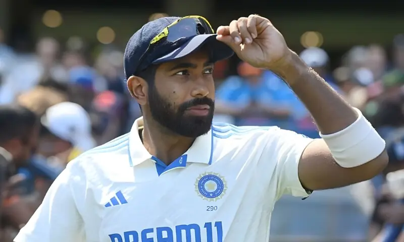 بھارتی فاسٹ بولر بمراہ نے مداح کا موبائل فون چھین لیا، ویڈیو وائرل