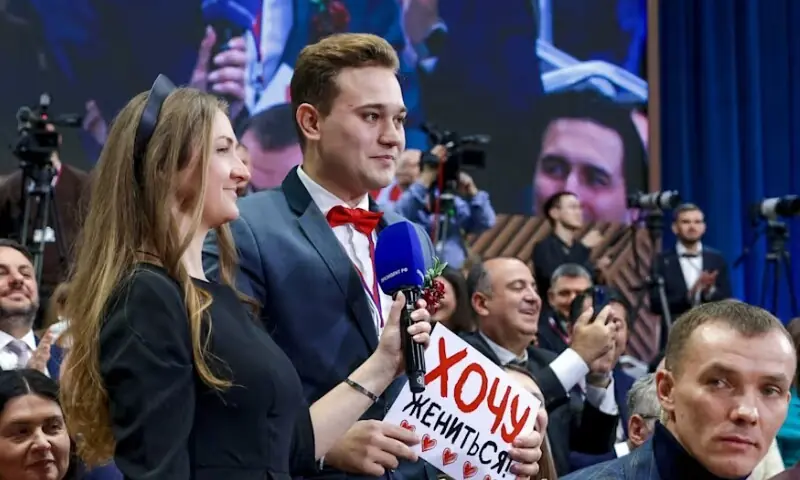 پیوٹن کی لائیو پریس کانفرنس میں روسی صحافی کی گرل فرینڈ کو شادی کی پیشکش