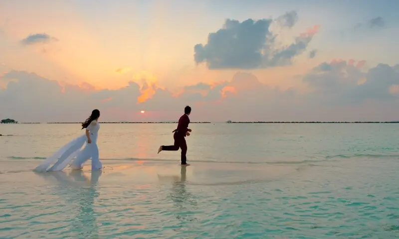 چینی گاؤں میں غیر شادی شدہ جوڑوں پر جرمانے، سوشل میڈیا پر شدید ردعمل