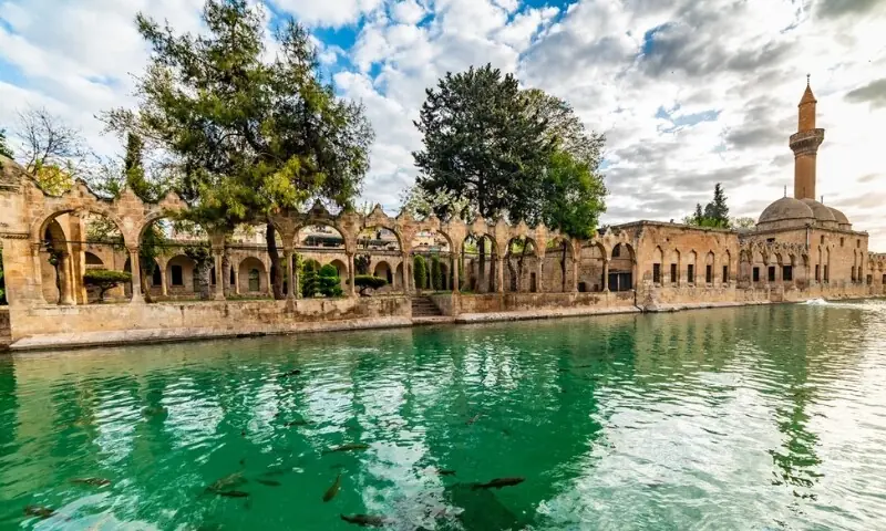  شانلی اُورفا میں واقع بالیکلی گول یا &rdquo;مچھلیوں کی جھیل&ldquo; کارپ مچھلیوں سے بھری ہوئی ہے۔ (تصویر: بشکریہ سی این این) 