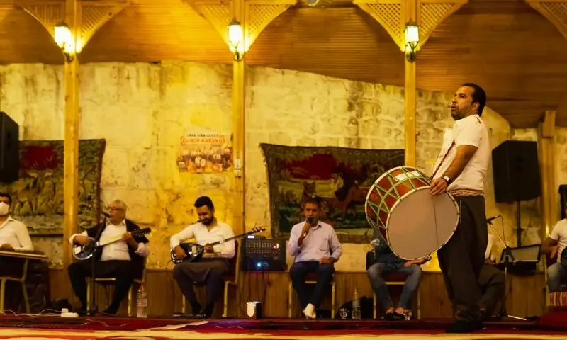  سِرا گجسی میں موسیقار محفل میں موسیقی پیش کرتے ہوئے(تصویر: بشکریہ سی این این) 