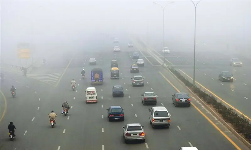 Dense fog disrupts travel across Punjab, Lahore roads severely affected