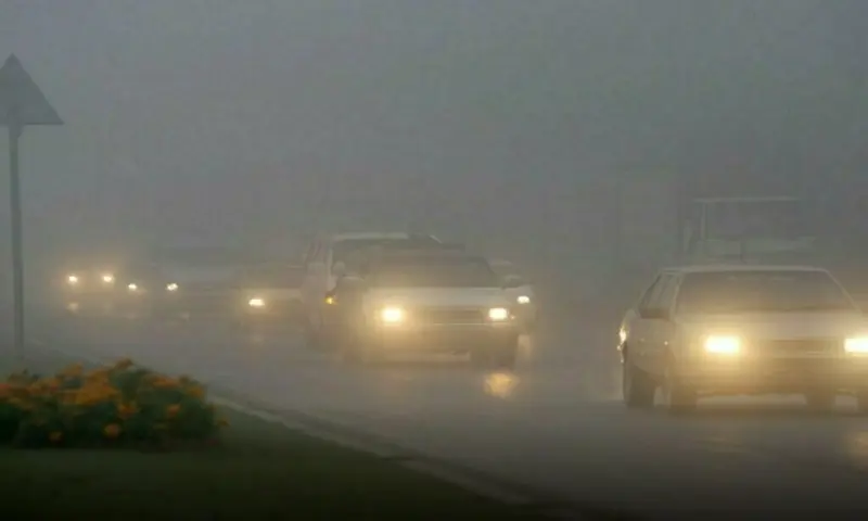 Fog reduces visibility in Islamabad, traffic police urge caution