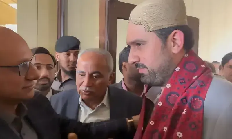 Sindh Provincial Minister Saeed Ghani welcomes KP Chief Minister Sohail Afridi and presented him with a traditional ajrak and Sindhi cap at Karachi Airport on Saturday.