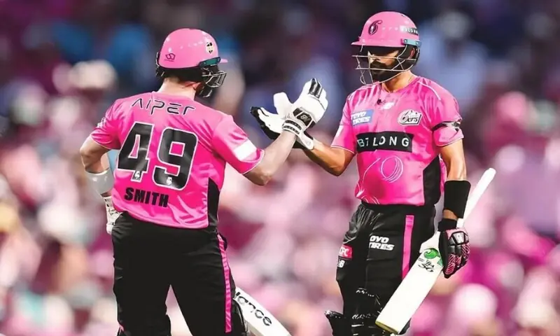 بی بی ایل: اسمتھ اور بابر کی شاندار 141 رنز کی شراکت، تنازع بھی سامنے آگیا