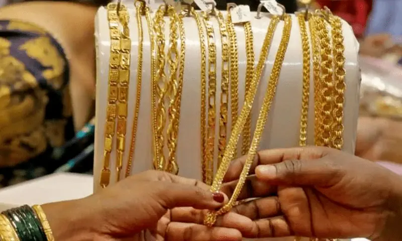 Gold prices slide slightly in local market as business week ends
