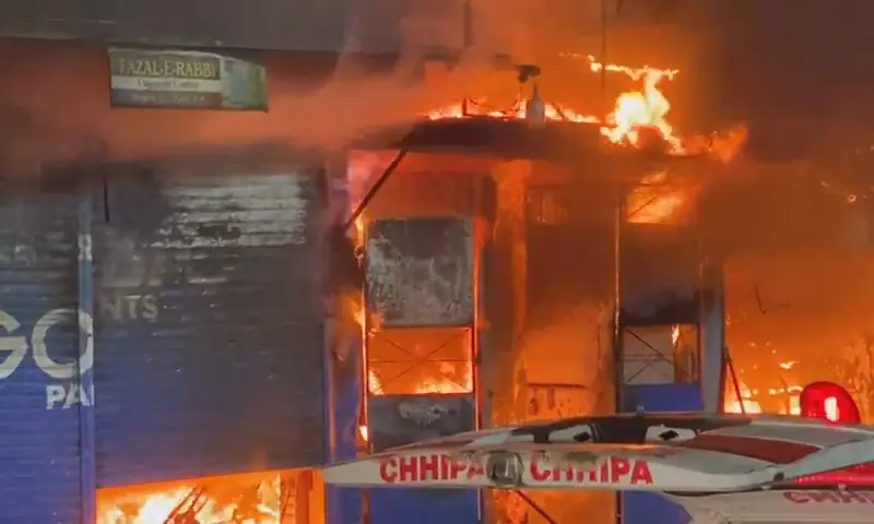 Three die as massive fire engulfs Gul Plaza on Karachi&rsquo;s MA Jinnah Road