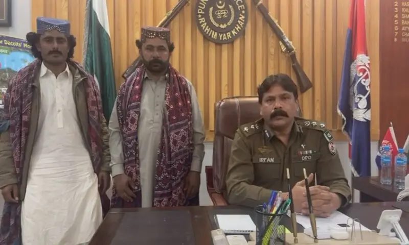 Two most-wanted dacoits surrender in Rahim Yar Khan katcha area