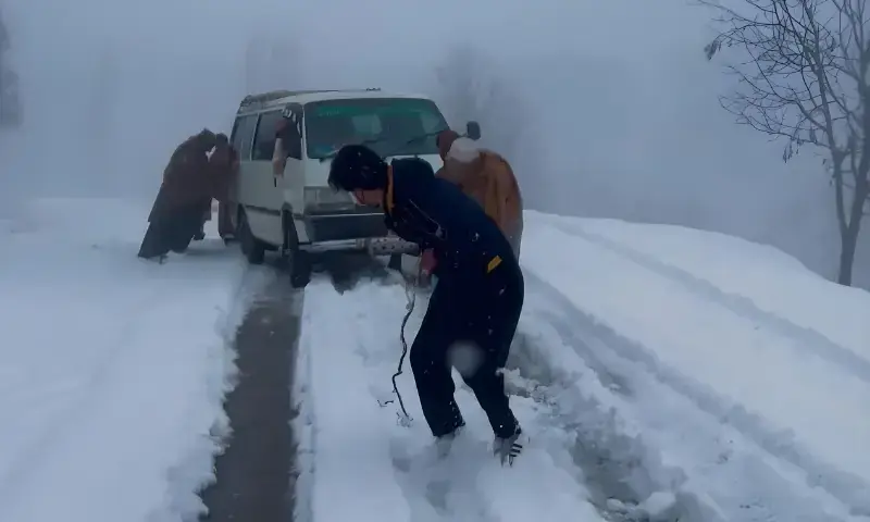 Over 100 vehicles trapped in Tirah valley after heavy rain and snow