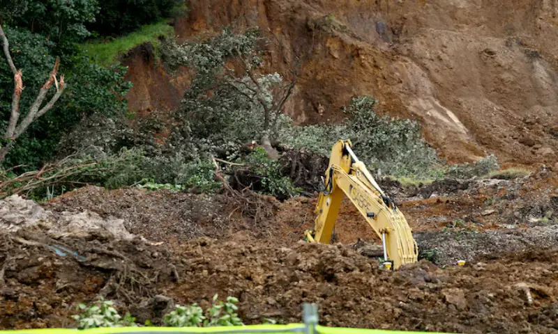 Recovery of New Zealand landslide victims halted on safety concerns