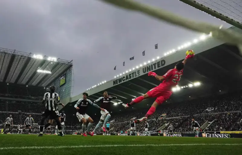 Arsenal suffer title jolt against inspired United, Villa close gap