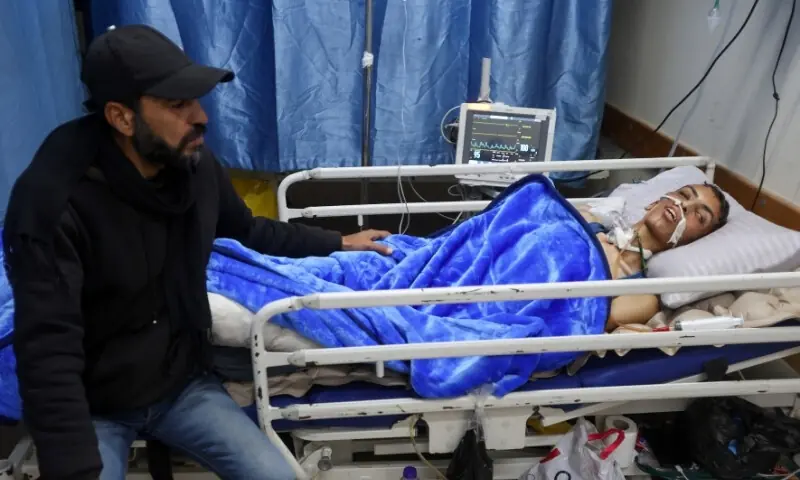 خان یونس کے الناصر ہسپتال میں زخمی فلسطینی بچہ بیرونِ ملک علاج کے لیے رفح کراسنگ کھلنے کا  منتظر ہے۔