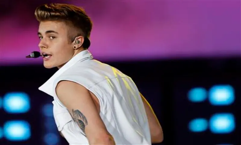 Justin Bieber stuns at Grammys with acoustic performance in boxers