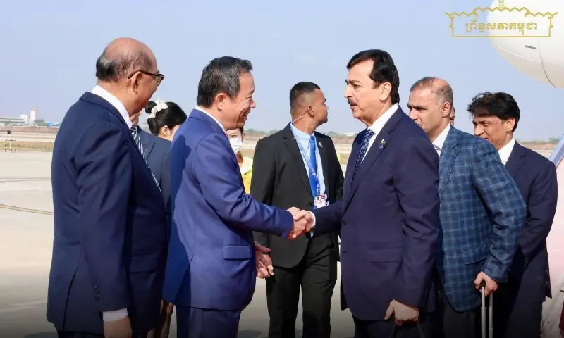 Gilani arrives in Cambodia on official visit