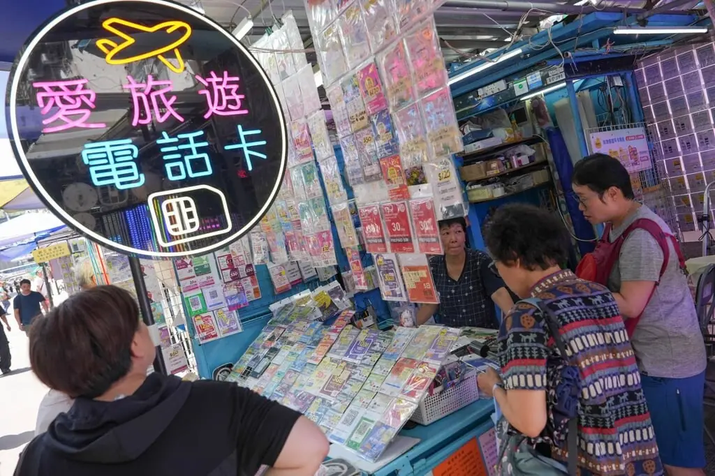 (ہانگ کانگ کے شم شم پو علاقے میں لوگ سم کارڈ خریدتے ہوئے   