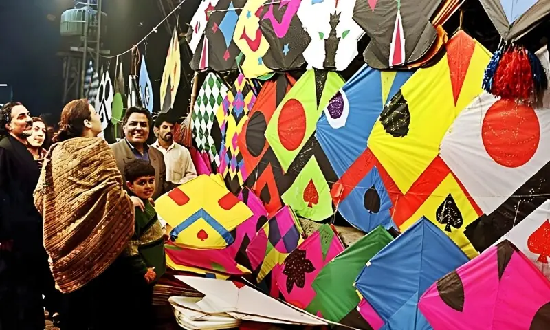 بسنت کی آمد آمد؛ لاہور میں کروڑوں روپے کی پتنگیں اور ڈور فروخت