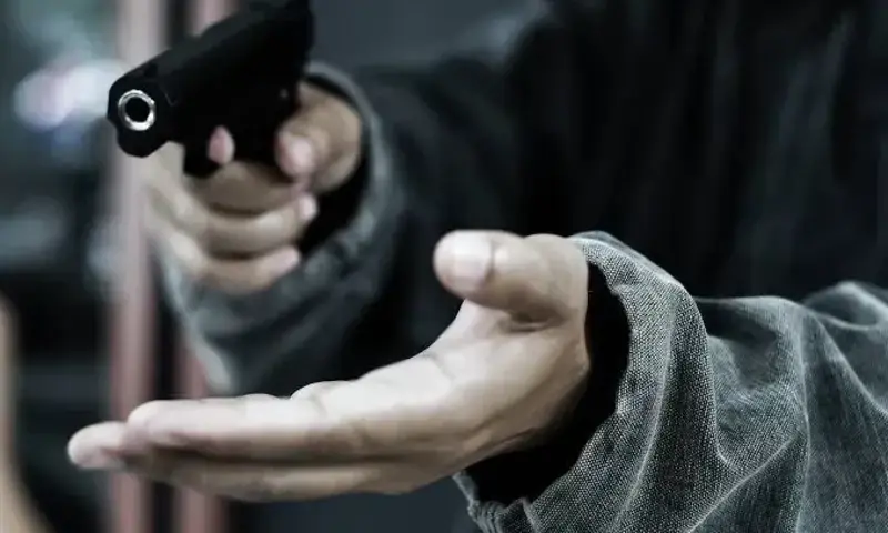 Armed robbers loot 200 tolas of gold, $100,000 in Karachi heist