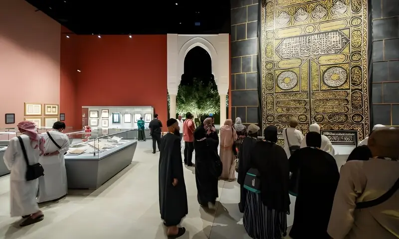  (قران میوزیم میں زائرین مختلف قرانی نسخوں کو دیکھتے ہوئے) 