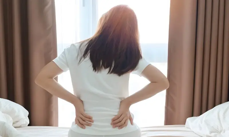 کمر درد سے نجات کے لیے سونے کی سب سے بہترین پوزیشن کیا ہے؟