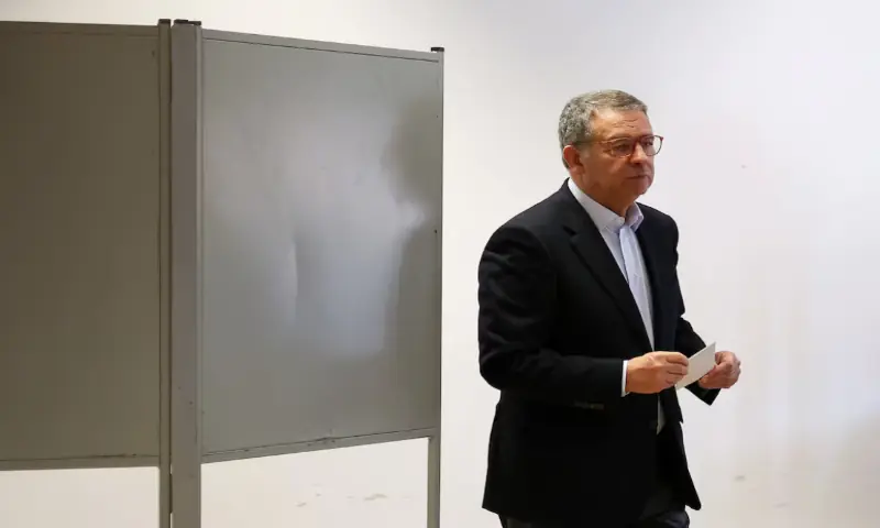 Portugal elects Socialist as president by landslide, but far right grows