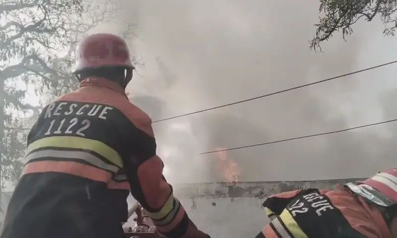 Fire breaks out at warehouse near Barkat Market in Lahore