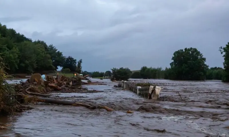 Wild New Zealand storm disrupts transport, leaves thousands without power