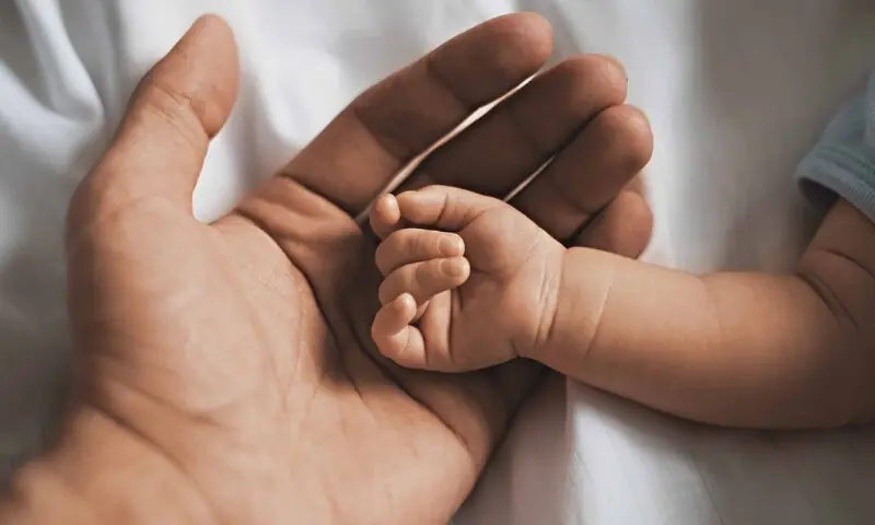 بچے کی پیدائش پر والد کو چھٹی لازمی قرار، اسٹیٹ بینک کو 5 لاکھ روپے جرمانہ