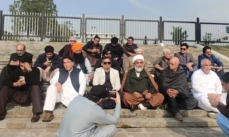 اپوزیشن اتحاد کا عمران خان تک ذاتی معالجین کی رسائی کے لیے رابطے بڑھانے کا فیصلہ