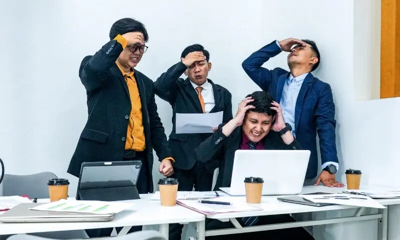 ڈسپوزایبل ورکر سنڈروم: کیا ہم واقعی غیر ضروری ہوتے جا رہے ہیں؟