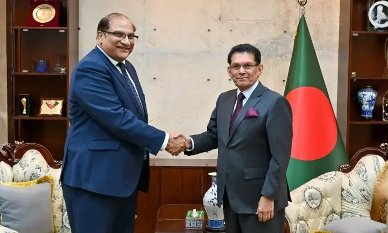 Pakistan holds first diplomatic meeting with Bangladesh&rsquo;s new government