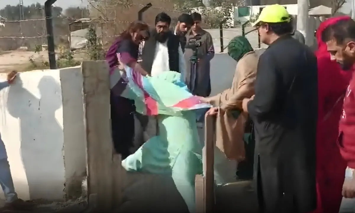 نورین نیازی اڈیالہ جیل کے باہر زیرِ تعمیر نالے میں گر کر زخمی