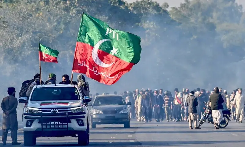 پی ٹی آئی احتجاج کیس: بڑے ملزمان آزاد غریب زیرِ عتاب: انسدادِ دہشت گردی عدالت کے جج پولیس پر برس پڑے