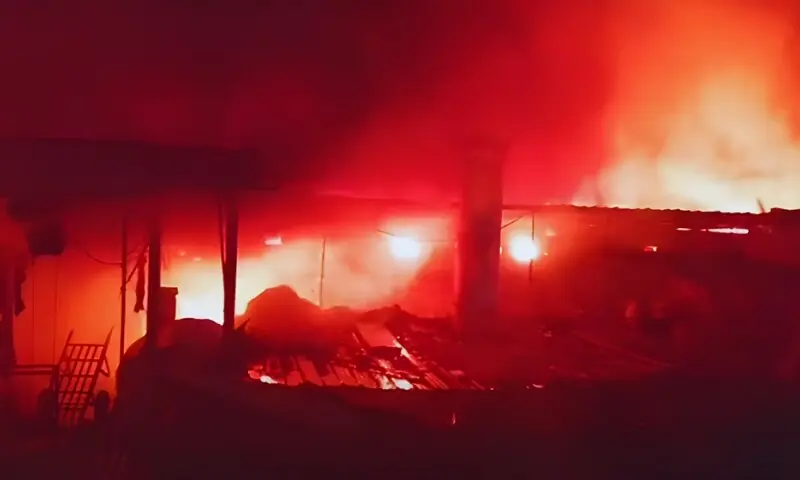 سائیٹ ایریا کی ٹیکسٹائل فیکٹری میں تیسرے درجے کی آتشزدگی، ہنگامی الرٹ جاری