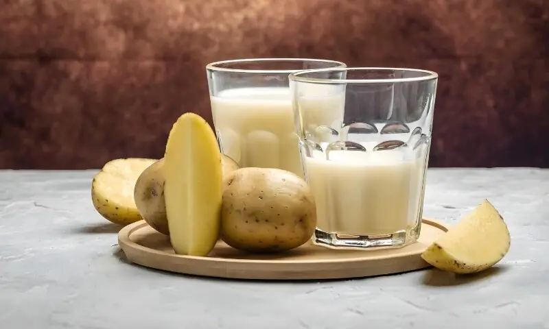 چہرے کی خوبصورتی سے بالوں کی تیز نشوونما تک؛ آلو کے رس کے کرشماتی فائدے