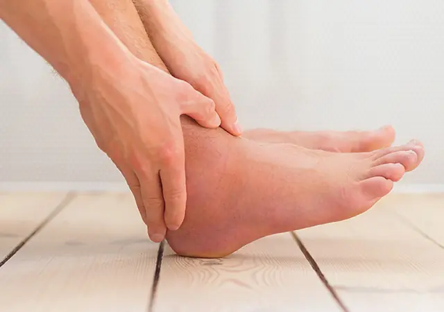 دن کے آخر میں ٹانگیں بھاری یا سوجی ہوئی کیوں ہوتی ہیں؟