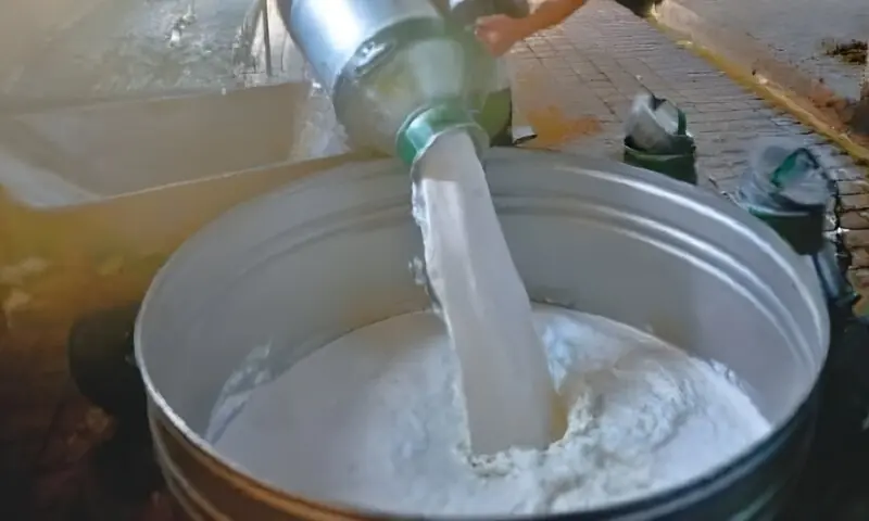 کراچی میں ڈیری فارمرز کا دودھ 320 روپے فی لیٹر کرنے کا مطالبہ