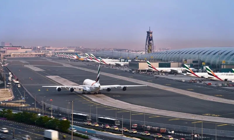 دبئی ایئرپورٹ کے قریب دو ڈرون گرنے سے 4 افراد زخمی