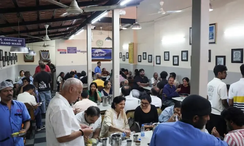 بھارت میں گیس کا بحران: لوگ ٹھنڈا کھانا کھانے پر مجبور