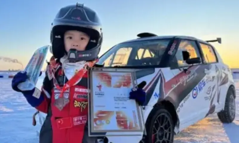 پانچ سالہ چینی بچے نے ریسنگ لائسنس حاصل کر کے دنیا کو حیران کر دیا