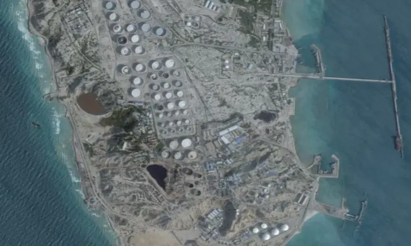Fire at UAE&rsquo;s major Fujairah oil hub, as Iran vows retaliation for US attack on Kharg Island