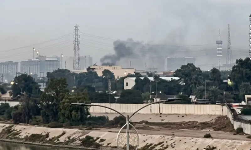 ایران کا بغداد میں امریکی سفارت خانے پر راکٹوں سے اب تک کا سب سے بڑا حملہ